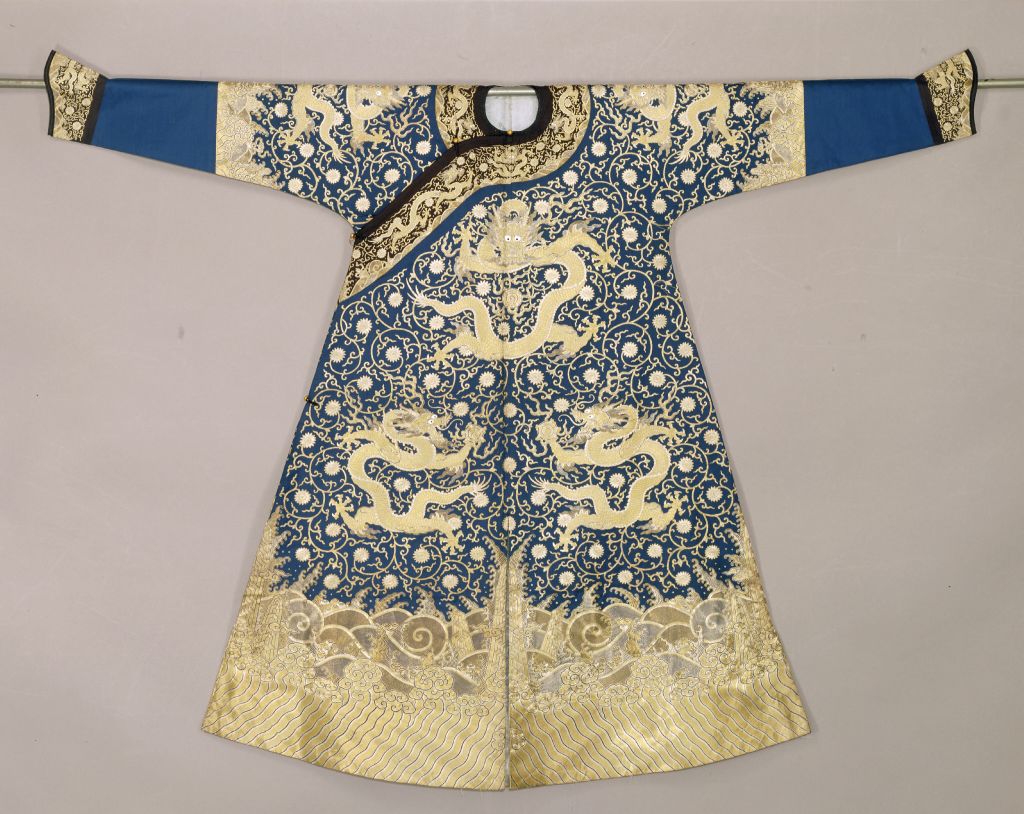 图片[1]-Blue River Silk Flat Gold Silver Entangled Chrysanthemum Golden Dragon Pattern Robe-China Archive